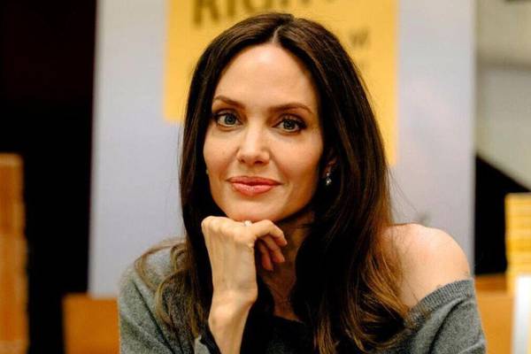 Angelina Jolie luce el tinte antiedad que será tendencia en primavera 2024
