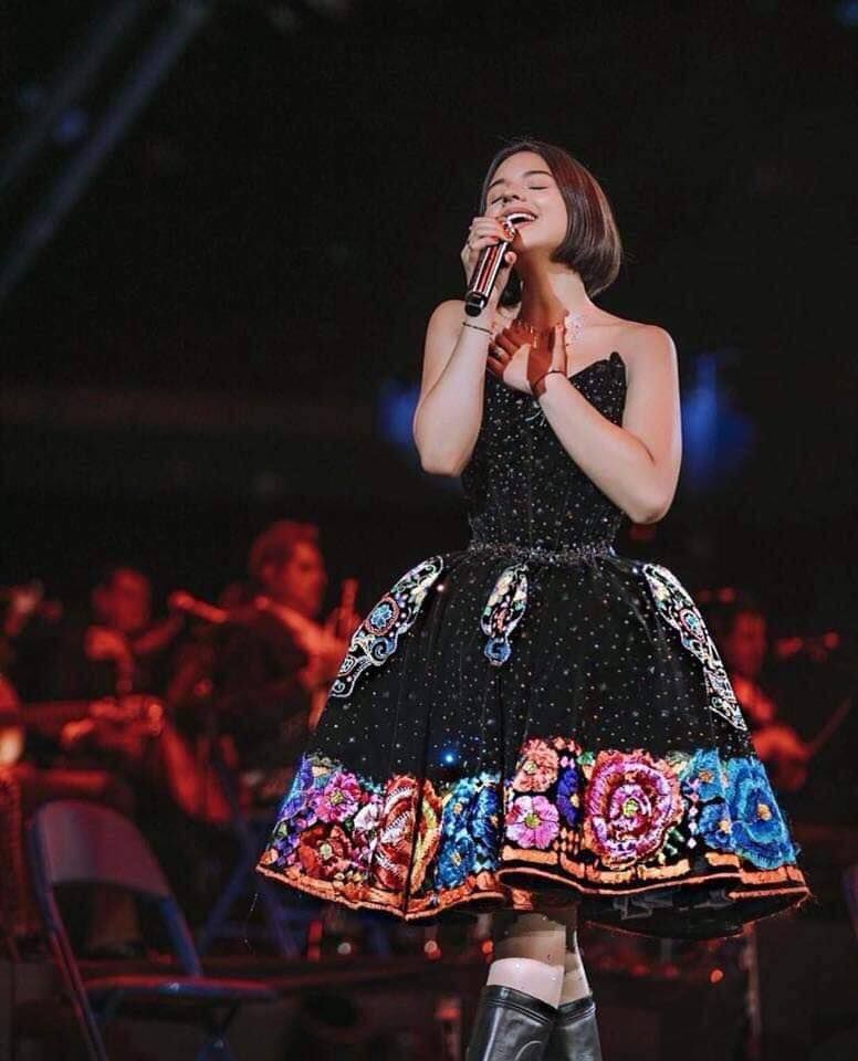 Todos los vestidos mexicanos que Ángela Aguilar ha usado para representar a su país Todos los vestidos mexicanos que Ángela Aguilar ha usado para representar a su país