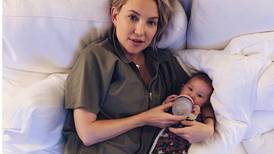Los bebés ‘agéneros: La revolucionaria modalidad que adoptó Kate Hudson para criar a su hija