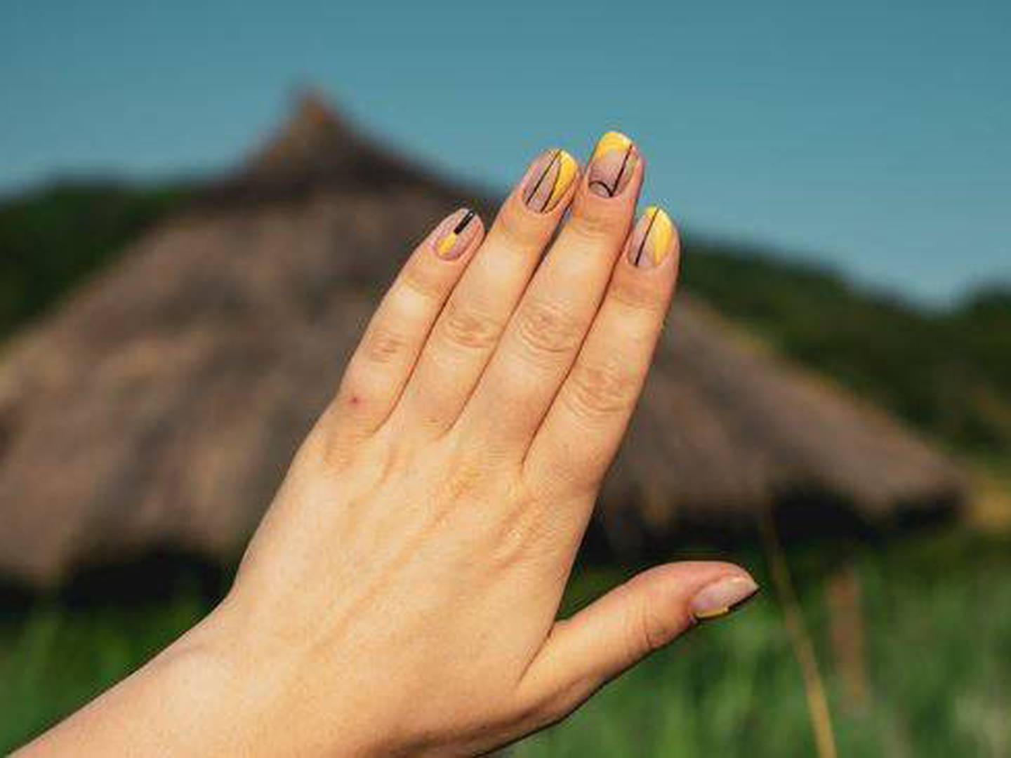 Uñas amarillas 2020: mira estas uñas acrílicas decoradas