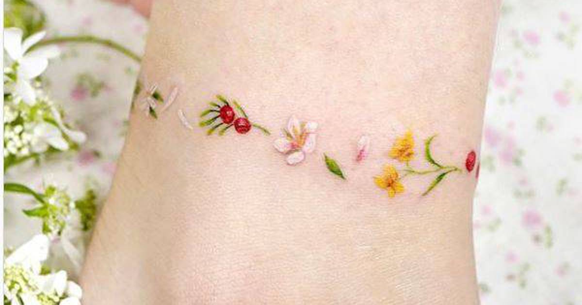 Tatuajes pequeños de flores para lucir en el tobillo