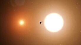 Estudiante de 17 años descubre un nuevo planeta con dos soles en su tercer día como practicante en la NASA