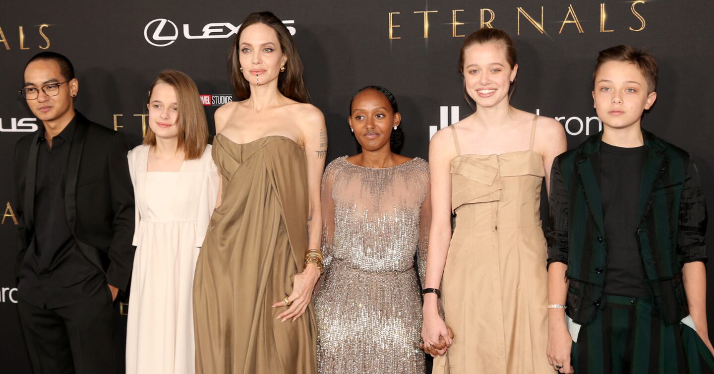Angelina Jolie junto a sus hijos Shiloh, Maddox, Pax, Vivienne y Zahara.