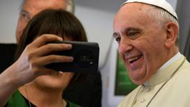 “¿Cuándo entran a la cárcel?”: la burlona respuesta del papa Francisco ante pareja de colombianos a punto de casarse