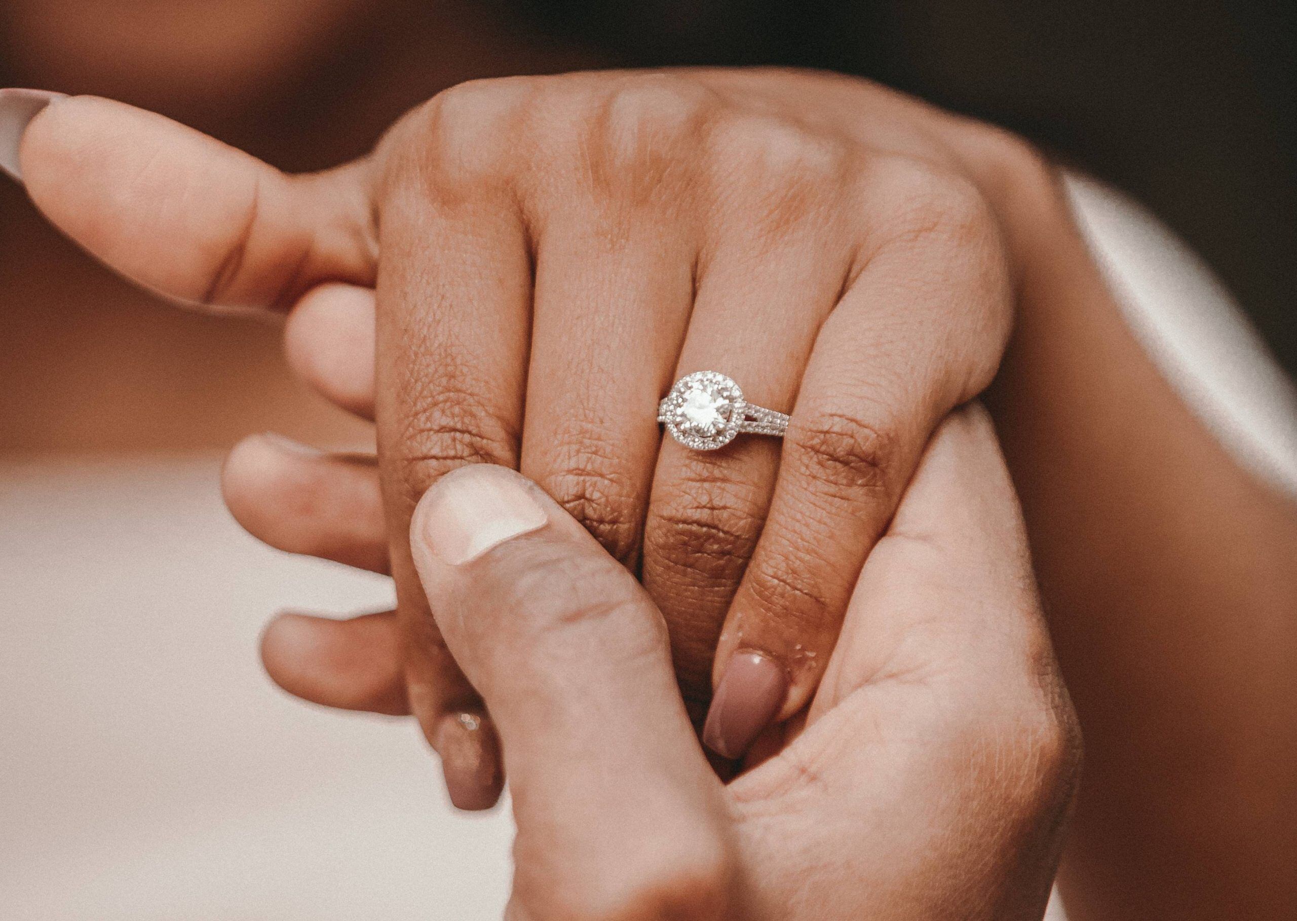 Una mujer encontró el anillo de compromiso de su novio y lo humilló en  redes sociales por “no ser suficiente”