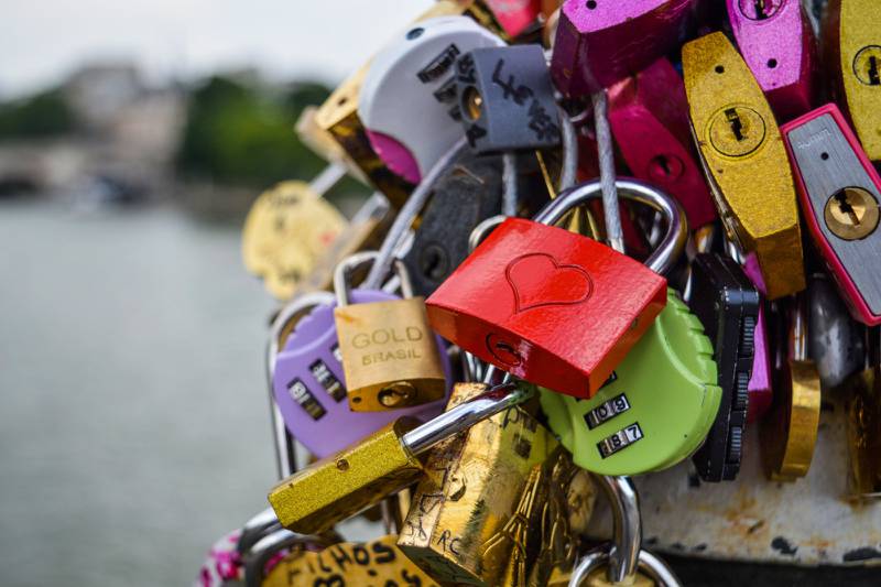 La verdadera historia de los “candados del amor” en el Puente de las Artes de París