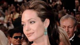 Angelina Jolie sorprende con un ceñido vestido midi en un día de compras con Zahara y Shiloh
