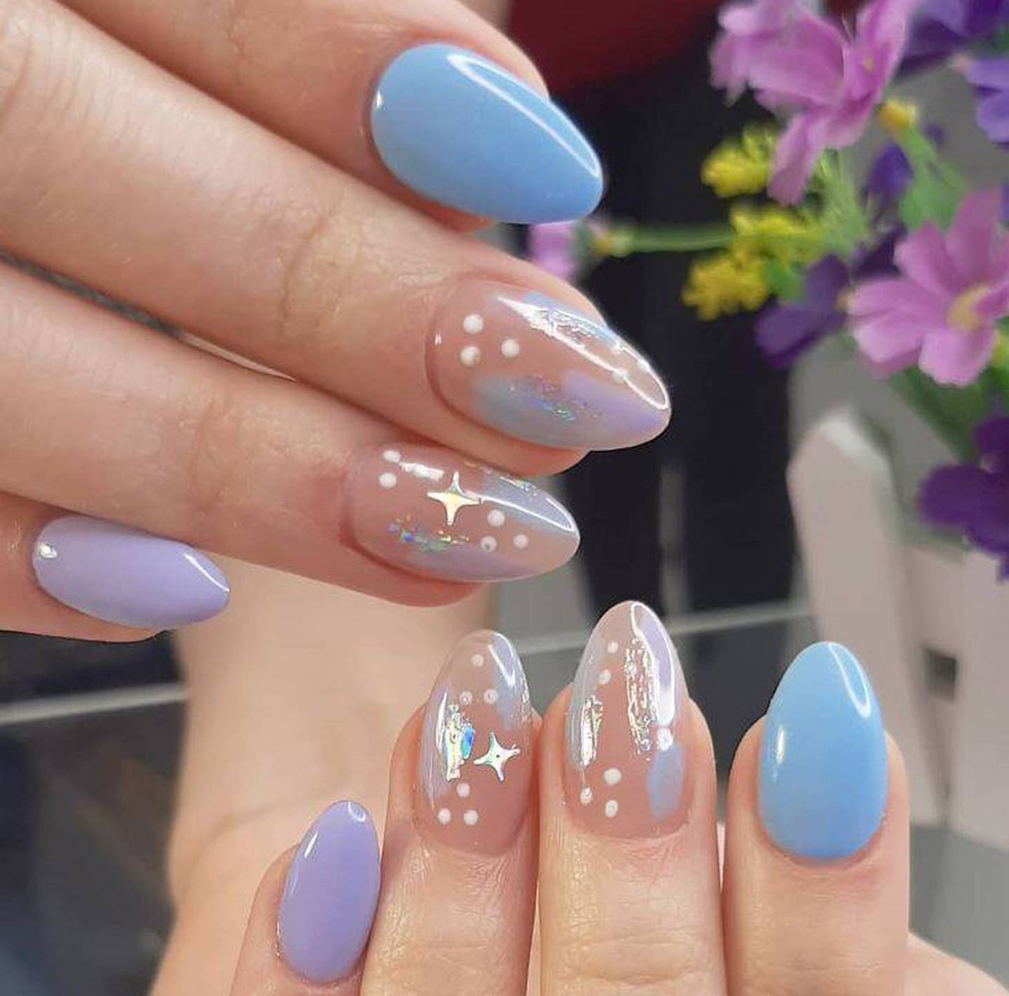Uñas almendras con tonos pasteles para lograr un estilo delicado