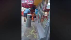 Hombre tira ácido para ahuyentar a niña en una tienda