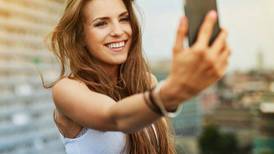 Tomarte tantas selfies podría estar dando una muy mala imagen de ti, según estudio
