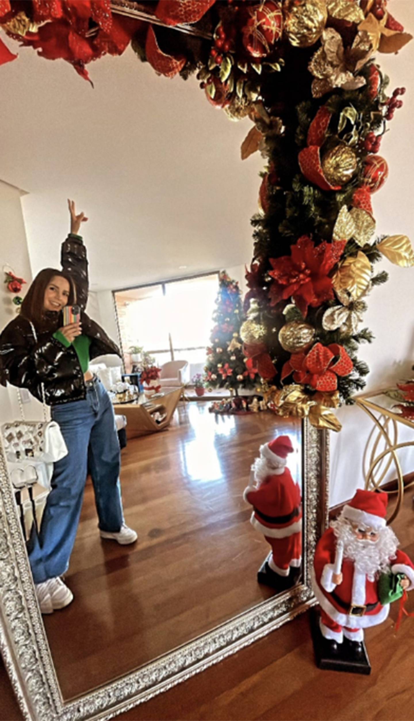 Carmen Villalobos está feliz con la decoración navideña de su casa.