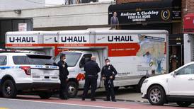 Macabro hallazgo en Nueva York: encuentran casi 50 cuerpos en descomposición apilados en camiones de mudanza