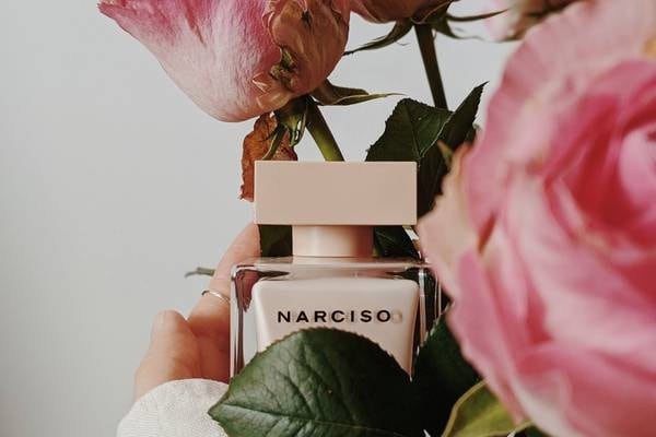 Perfumes de mujer que duran las 24 horas: 5 aromas con buena fijación y que son clásicos