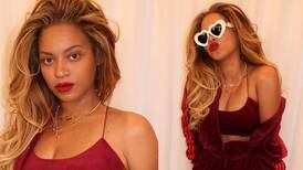 Beyoncé conquista en glamuroso conjunto deportivo de terciopelo rojo burdeos