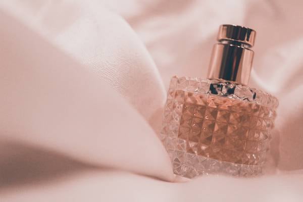 ¿Qué perfume regalar a una mujer de 40 años a 60 años? 5 alternativas que les fascinarán
