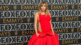 Emmy 2024: Suki Waterhouse desborda sensualidad con su baby bump 