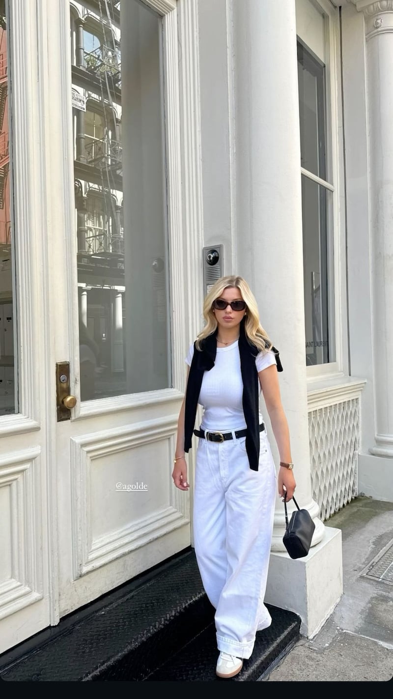 ¡Adiós camisa blanca! La camiseta que es obsesión de todas por su elegancia y versatilidad