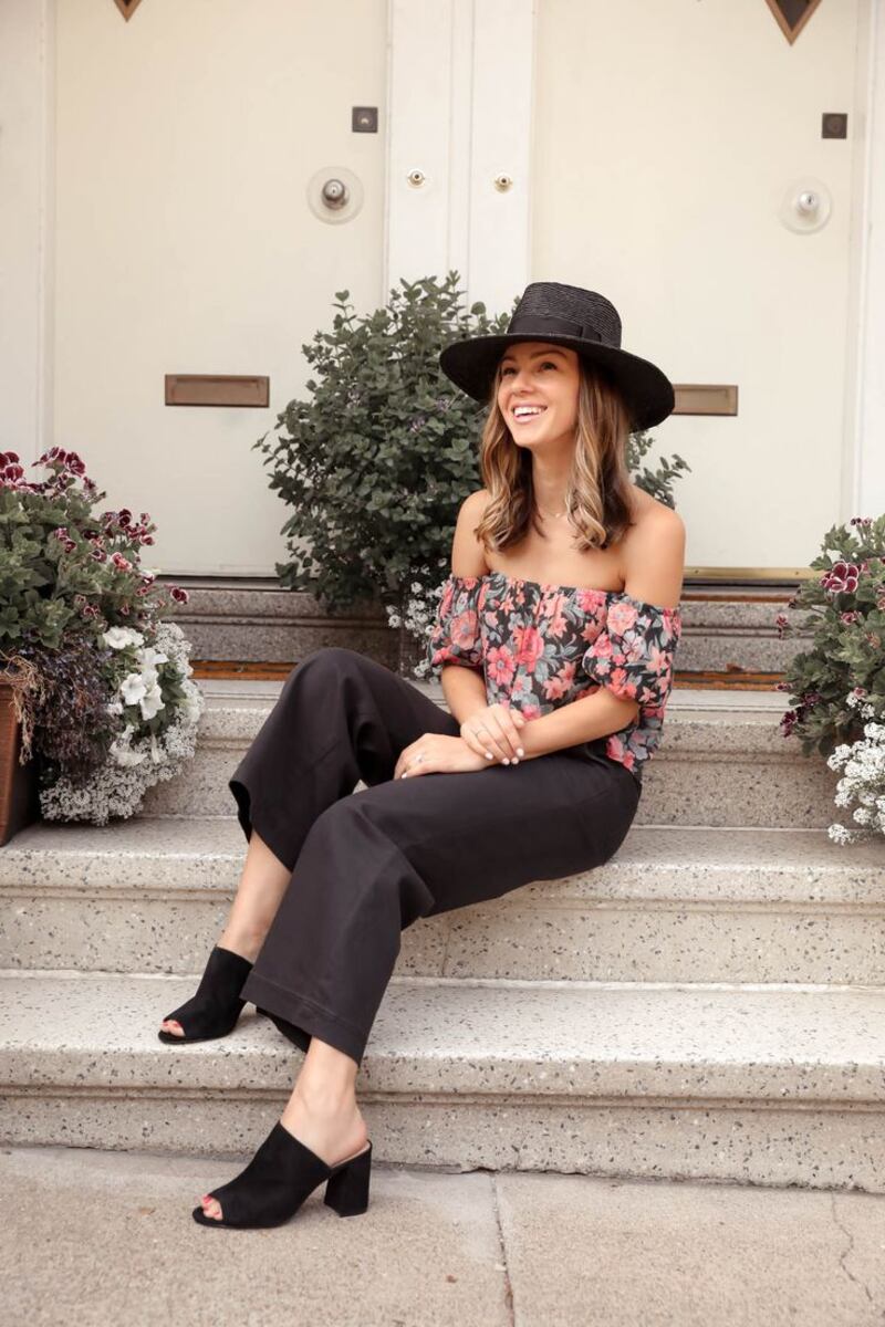 Pantalones holgados con zapattos mules.