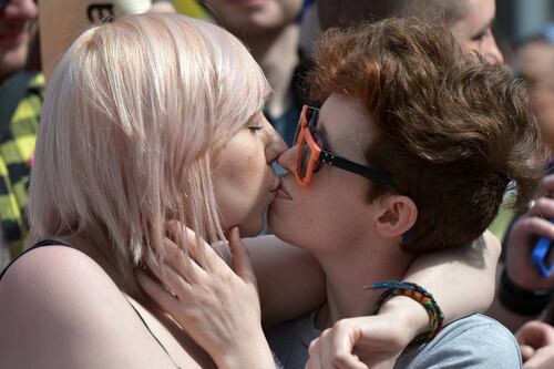 Cinco famosas colombianas que han besado a otras mujeres