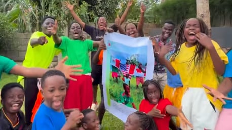 La emotiva reacción de niños de Uganda tras invitación de Shakira para bailar en la final del Mundial - Fuente: ghettokids_tfug