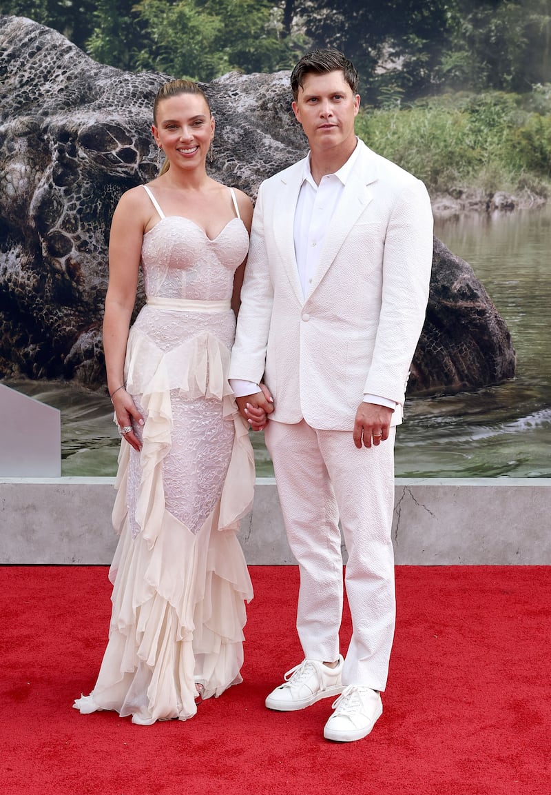 Scarlett Johansson y su eposo Colin Jost.