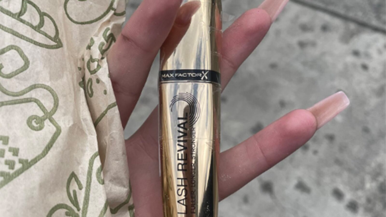 Viajando en Dubai, pero robando en Carulla: destruyen en redes a la ladrona de pestañina.