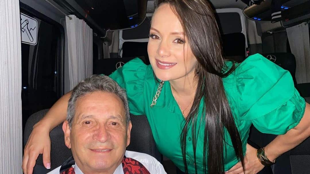 Cata Gómez, hija de “El Rey del Despecho” sigue muy afectada con la muerte de su padre.