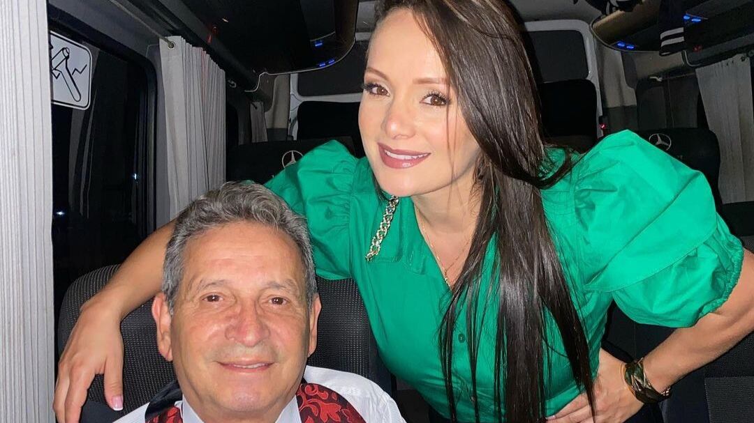 Cata Gómez, hija de “El Rey del Despecho” sigue muy afectada con la muerte de su padre.