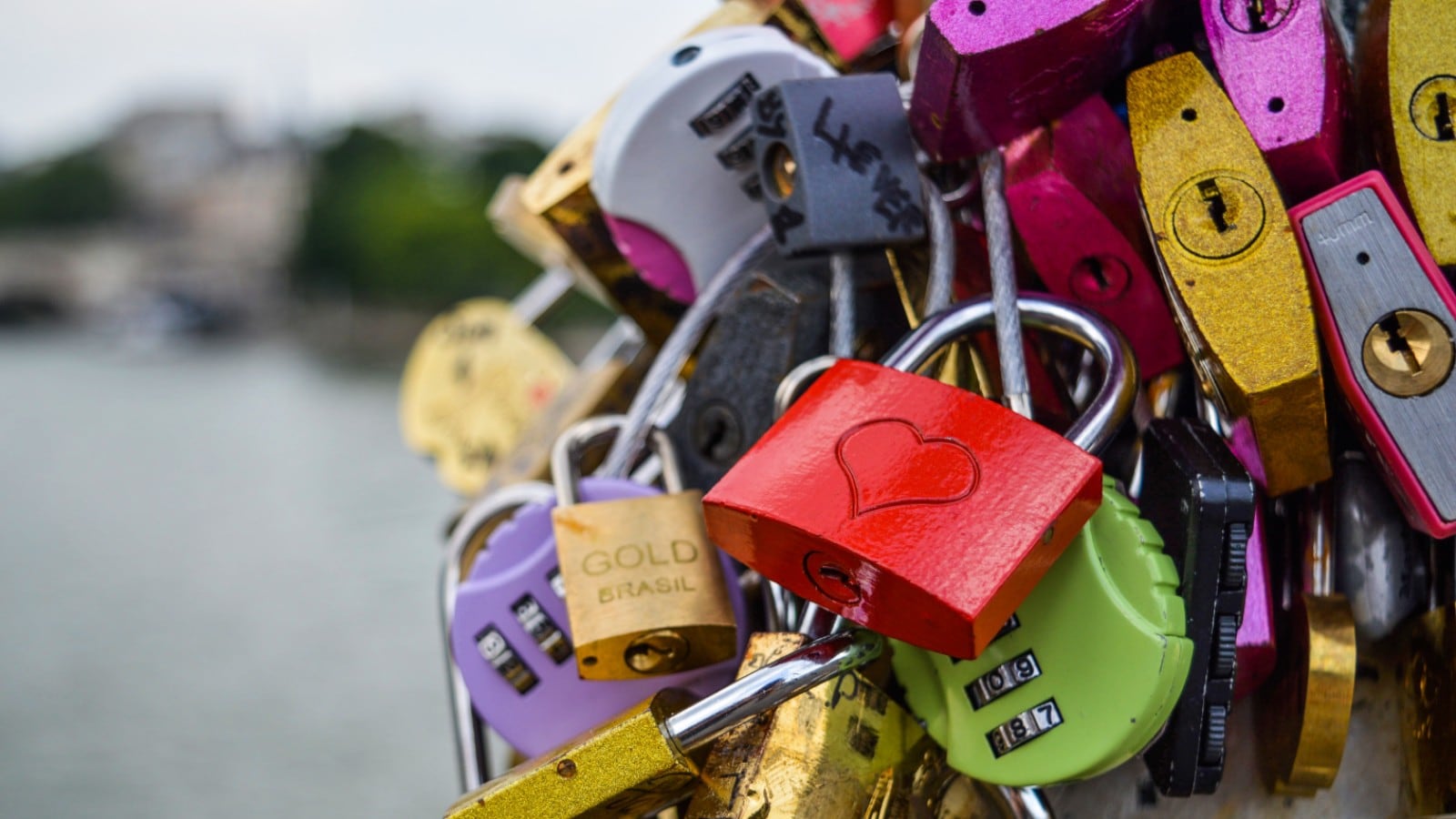 La verdadera historia de los “candados del amor” en el Puente de las Artes de París