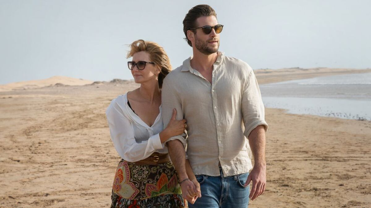 Laura Dern y Liam Hemsworth protagonizan con gran química 'Una aventura en Marruecos'