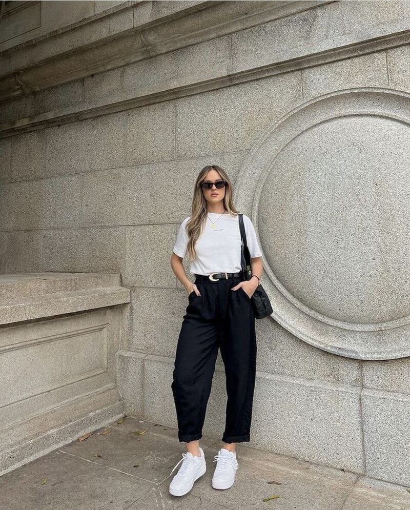 Así se llevarán los tenis blancos en 2026