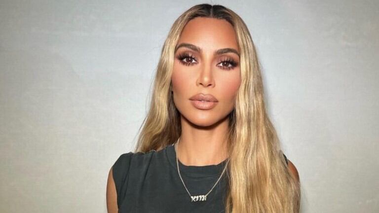 Kim Kardashian recibe 2023 con nuevo look y sensual sesión de fotos 