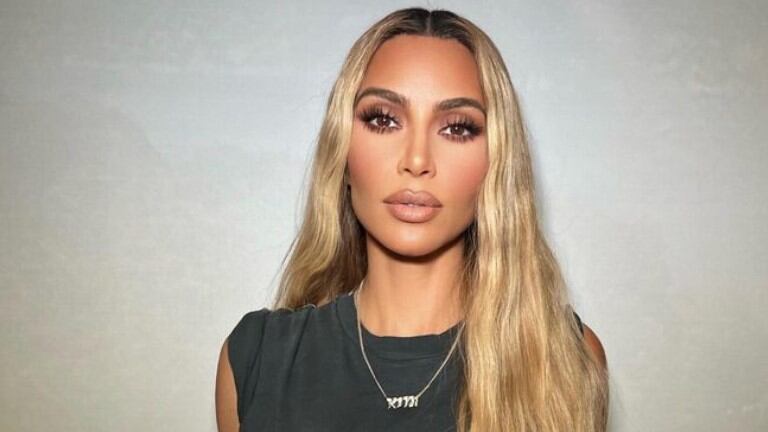 Kim Kardashian recibe 2023 con nuevo look y sensual sesión de fotos