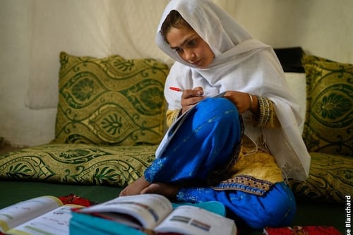 Fotografía, infancia y derechos humanos: la imagen premiada por UNICEF que pone en foco la educación de las niñas en Afganistán