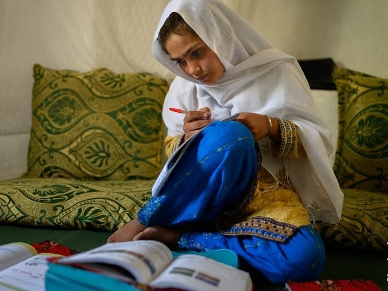 Fotografía, infancia y derechos humanos: la imagen premiada por UNICEF que pone en foco la educación de las niñas en Afganistán
