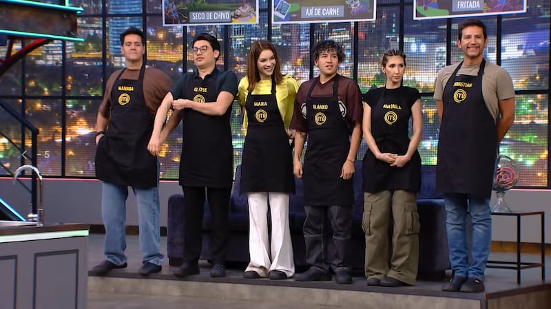 Cocineros con delantales negros