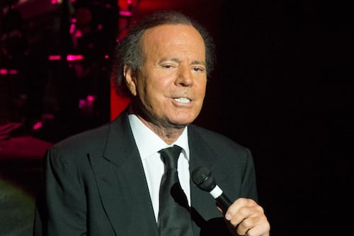 Julio Iglesias pide frenar la investigación en España y habla de daño a su reputación