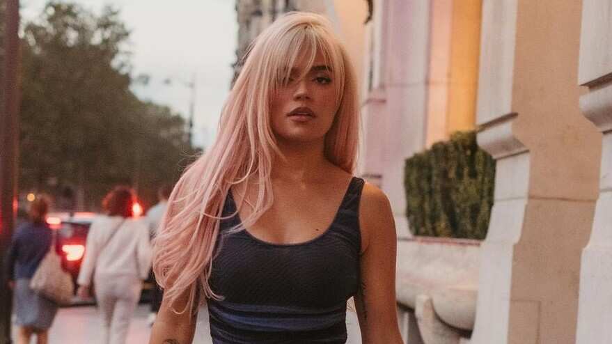 La cantante Karol G lleva unos días en París desde donde ha mostrado unas publicaciones hermosas, pero pasó por alto un pequeño detalle.