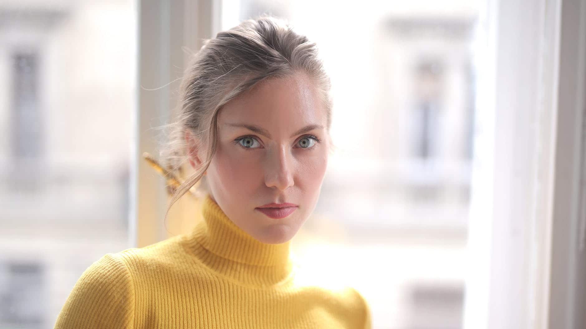 Si tienes el cuello corto es importante que escojas bien el tipo de vestimenta y accesorios a usar. Por ello te traemos 4 tipos de prendas que debes evitar si tienes el cuello corto.