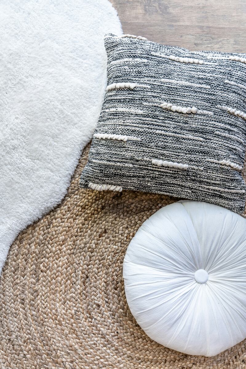 ¿Adiós a los tapetes? La nueva forma de decorar tu hogar que promete un cambio chic y lujoso
