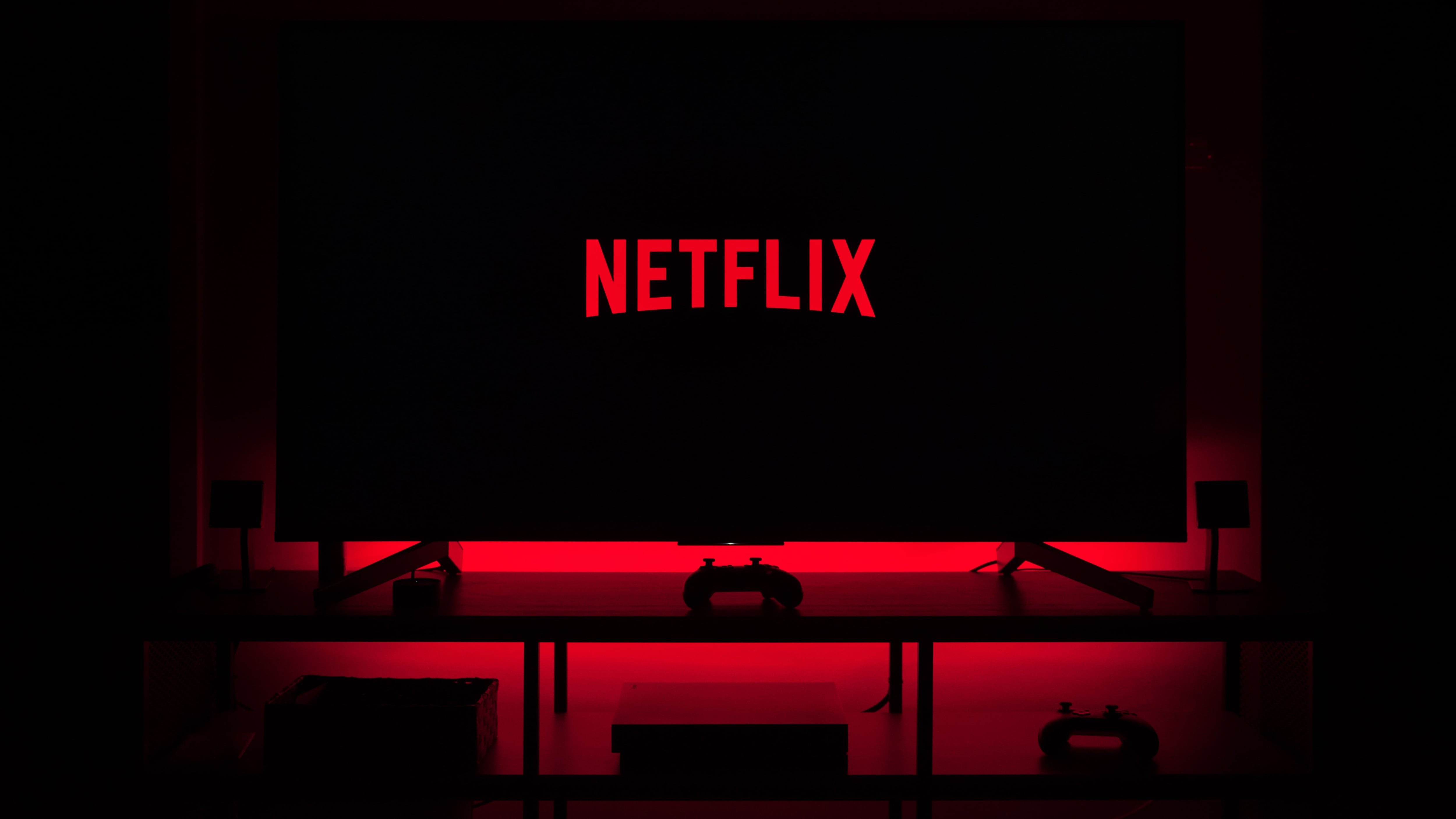 Televisão em sala escura exibindo logo da Netflix