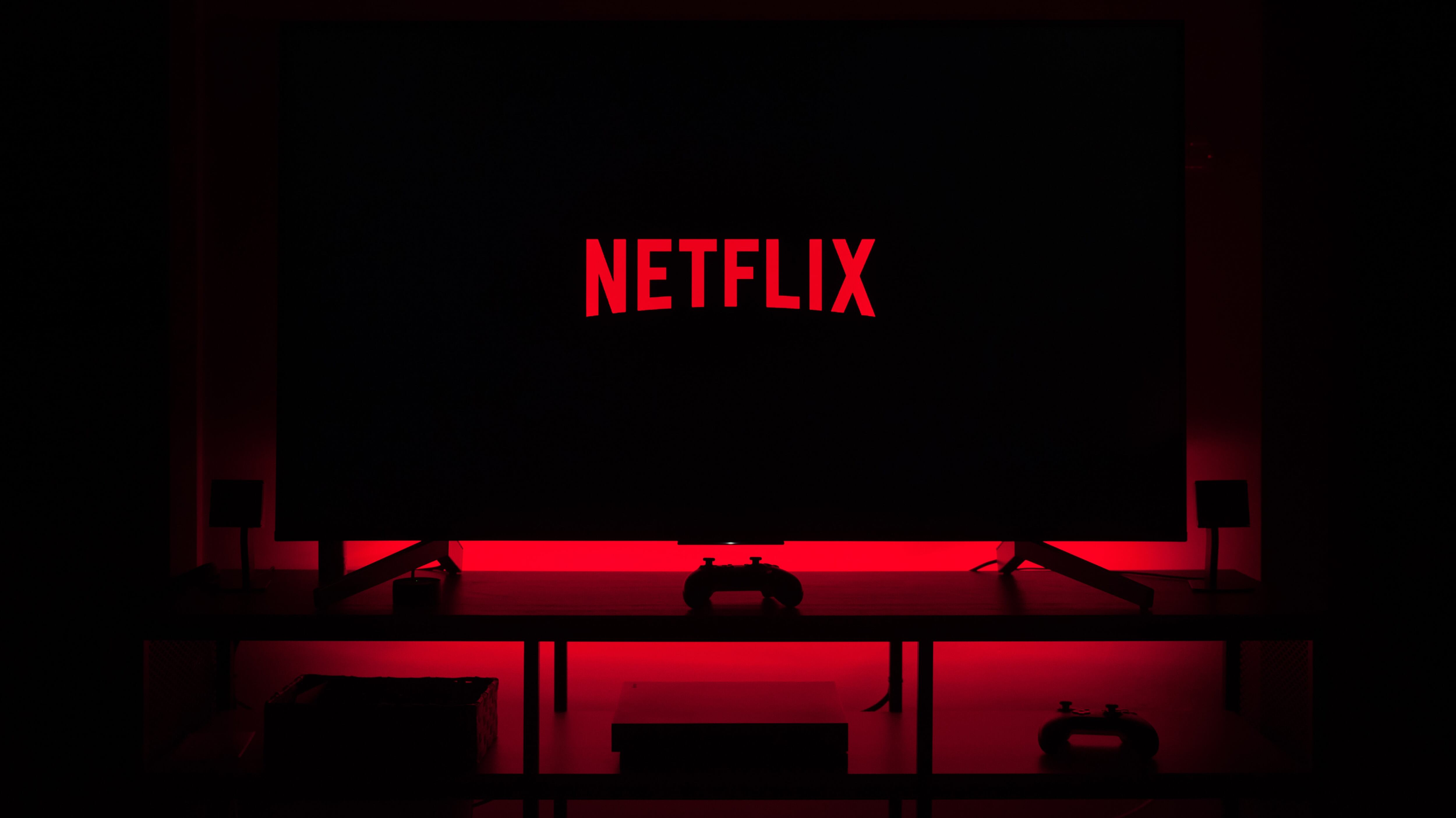 Televisão em sala escura exibindo logo da Netflix