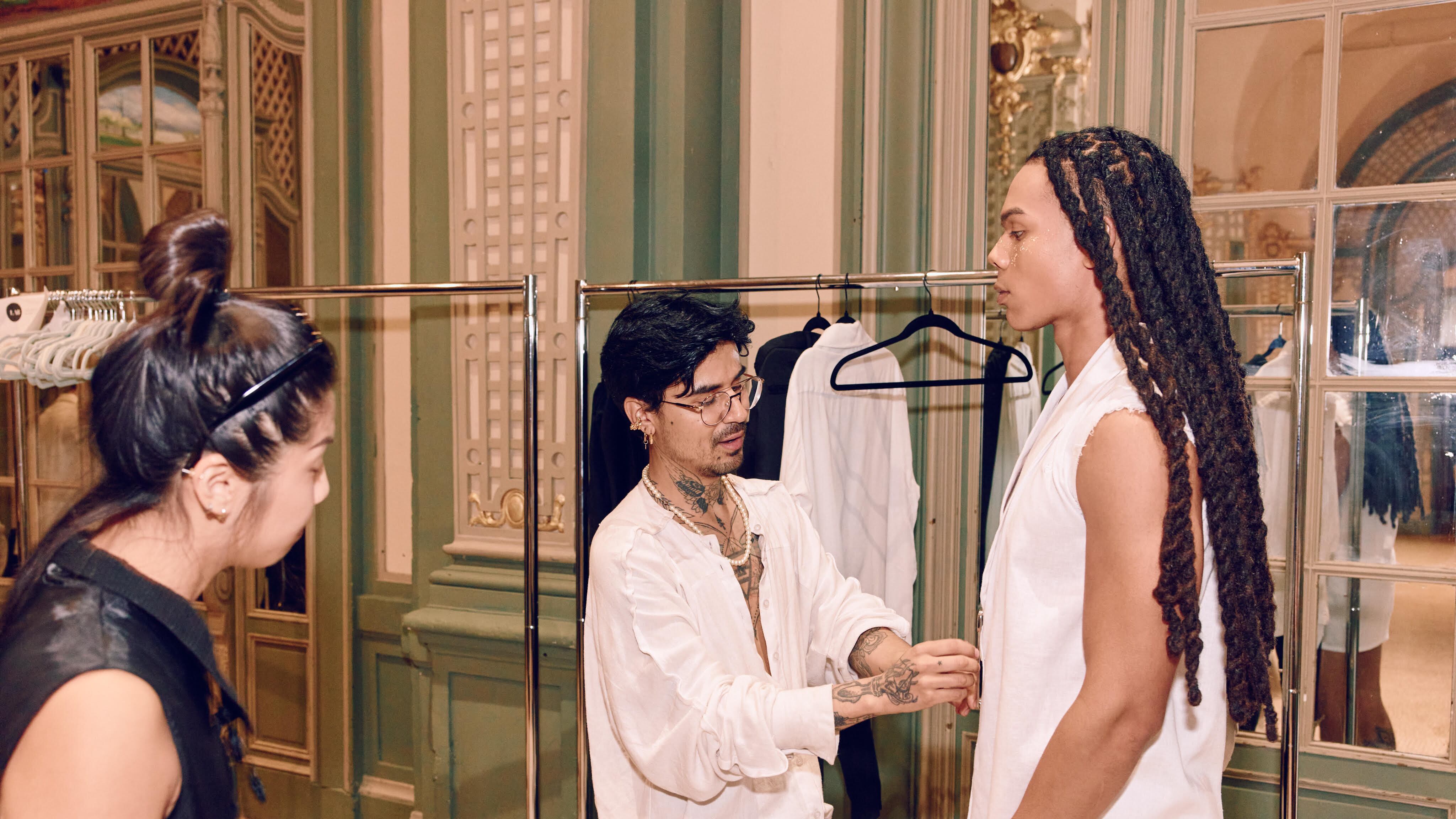 Backstage de la pasarela de Christian Colorado en Nueva York