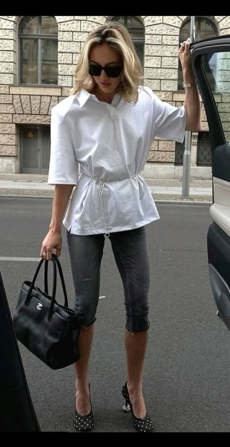 Pantalones capri con camisas blancas.