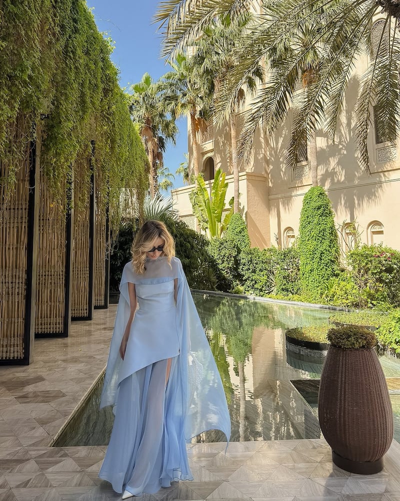 Los vestidos con capa serán tendencia este año