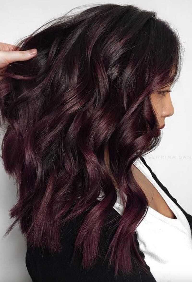 Mechas 'purple chocolate' serán tendencia en 2024