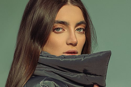 ¡Ni blazer, ni bomber! Las chamarras “Napoleón” le dan un giro vanguardista y elegante a tu look: así son