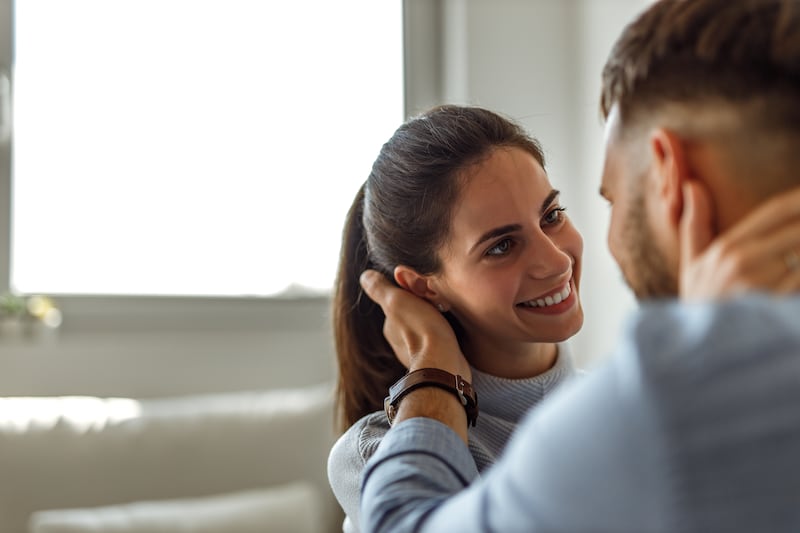 Los esposos que escuchan a sus parejas tienen relaciones más sólidas, según estudio.