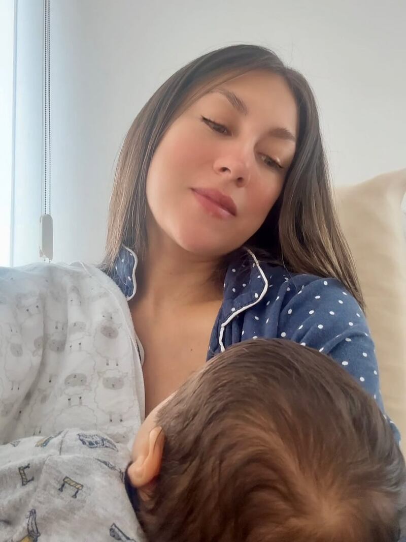 Andrea Báez junto a su bebé