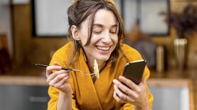 Celulares en la mesa